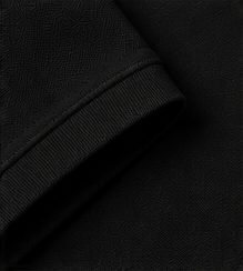 Polo Piquet Essencial na cor preto, detalhe do punho