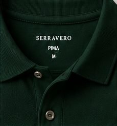 Polo Piquet Essencial na cor verde floresta, detalhe da gola