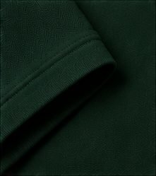 Polo Piquet Essencial na cor verde floresta, detalhe do punho