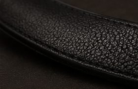 Pulseira Couro Minimal na cor preto, detalhe do couro