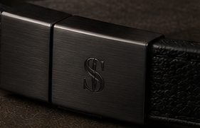 Pulseira Couro Minimal na cor preto, fecho metálico com monograma