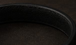 Pulseira Couro Minimal na cor preto, interior da pulseira com costura da borda