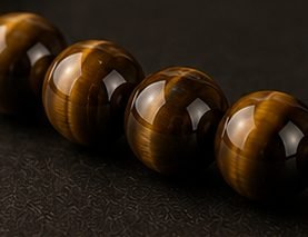 Pulseira Pedra Natural na cor olho-de-tigre, detalhe das contas de pedra