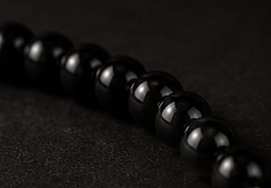 Pulseira Pedra Natural na cor ônix, contas de pedra em close