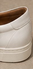 Tênis Couro Minimal na cor branco, calcanhar de couro e sola de borracha