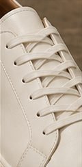 Tênis Couro Minimal na cor off-white, detalhe do couro