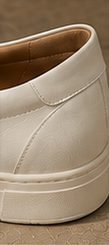 Tênis Couro Minimal na cor off-white, calcanhar de couro e sola de borracha