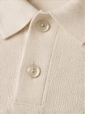 Tricô Gola Polo na cor off-white, detalhe do botão