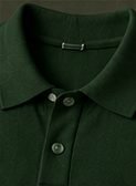 Tricô Gola Polo na cor verde floresta, detalhe da gola