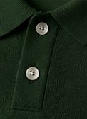 Tricô Gola Polo na cor verde floresta, detalhe do botão