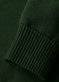 Tricô Gola Polo na cor verde floresta, detalhe do punho
