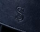Weekender Signature na cor marinho, detalhe do couro