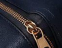 Weekender Signature na cor marinho, zíper dourado e couro texturizado