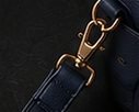 Weekender Signature na cor marinho, mosquetão dourado na alça
