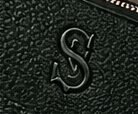 Weekender Signature na cor verde floresta, detalhe do couro